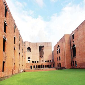 IIM Ahmedabad Establishes Centre for Transportation and Logistics Research